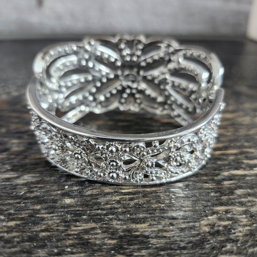 Beautiful Bangle Bracelet - Picture 6 of 6